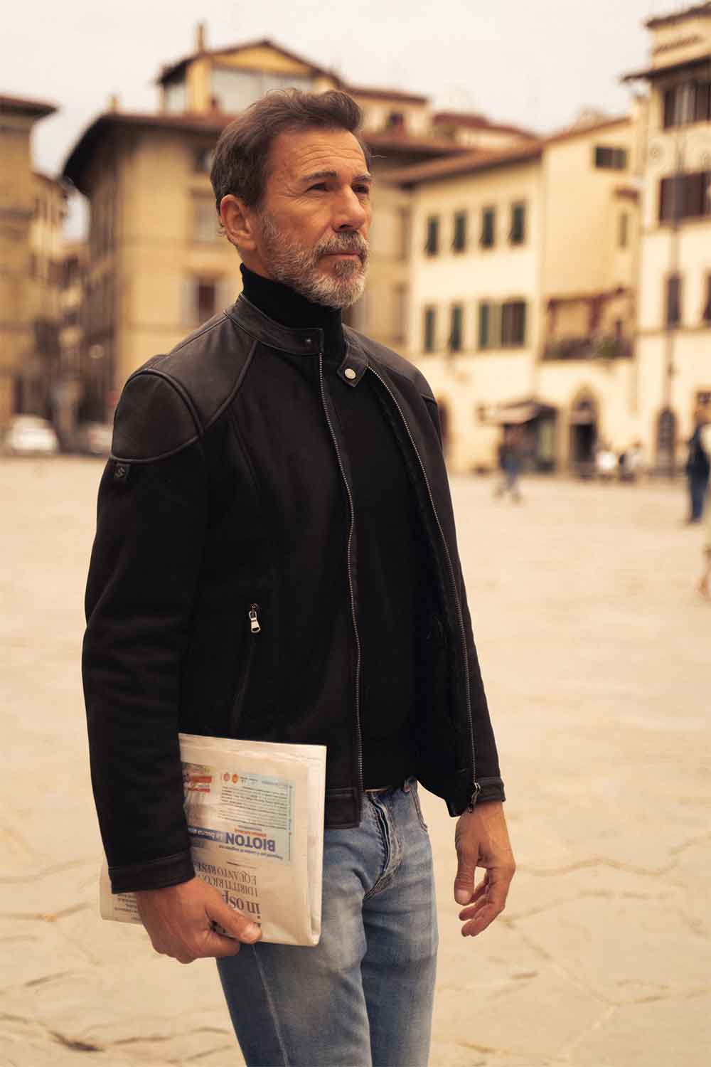 L’Elton Gold Effetto Fusion maschera lo stile biker dietro le linee dolci e regolari di uno shearling classico. Perfetto per chi ama una giacca semplice ma dal carattere determinato. Giacca da uomo in montone misto fusion e dettagli in pelle di agnello 100% Made in Italy.