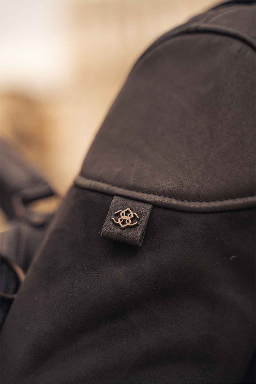 L’Elton Gold Effetto Fusion maschera lo stile biker dietro le linee dolci e regolari di uno shearling classico. Perfetto per chi ama una giacca semplice ma dal carattere determinato. Giacca da uomo in montone misto fusion e dettagli in pelle di agnello 100% Made in Italy.