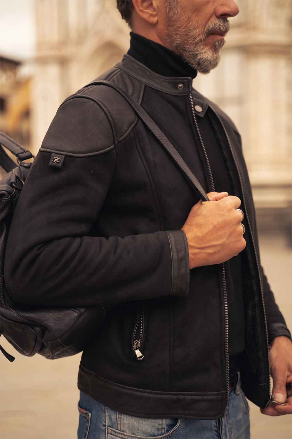 L’Elton Gold Effetto Fusion maschera lo stile biker dietro le linee dolci e regolari di uno shearling classico. Perfetto per chi ama una giacca semplice ma dal carattere determinato. Giacca da uomo in montone misto fusion e dettagli in pelle di agnello 100% Made in Italy.
