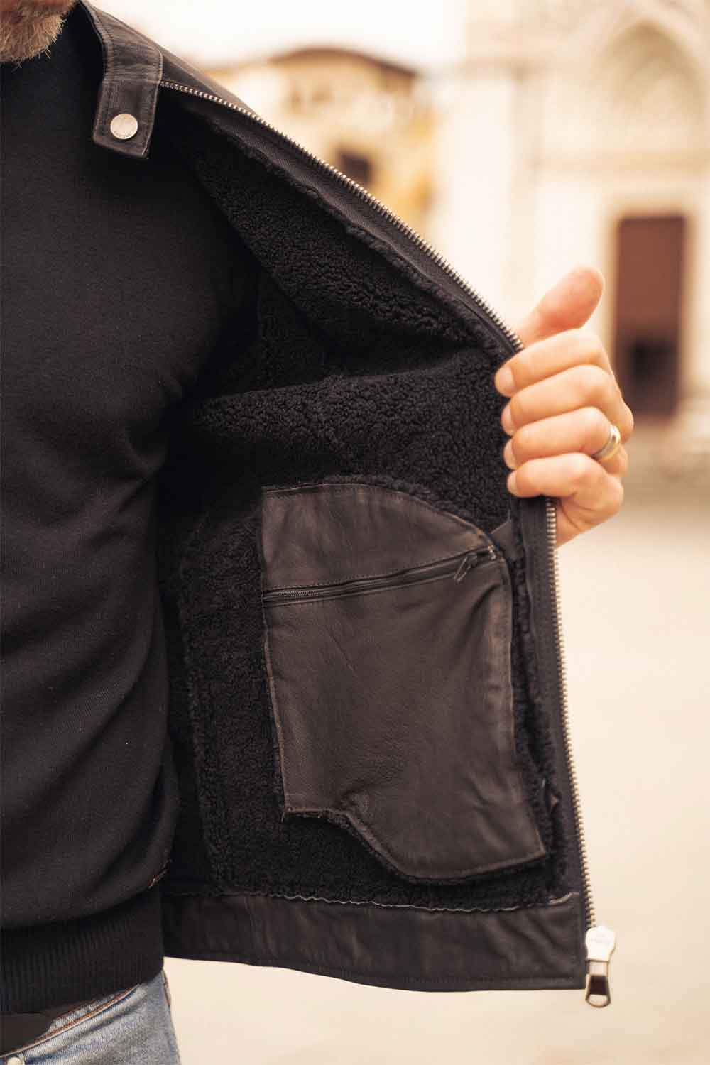 L’Elton Gold Effetto Fusion maschera lo stile biker dietro le linee dolci e regolari di uno shearling classico. Perfetto per chi ama una giacca semplice ma dal carattere determinato. Giacca da uomo in montone misto fusion e dettagli in pelle di agnello 100% Made in Italy.
