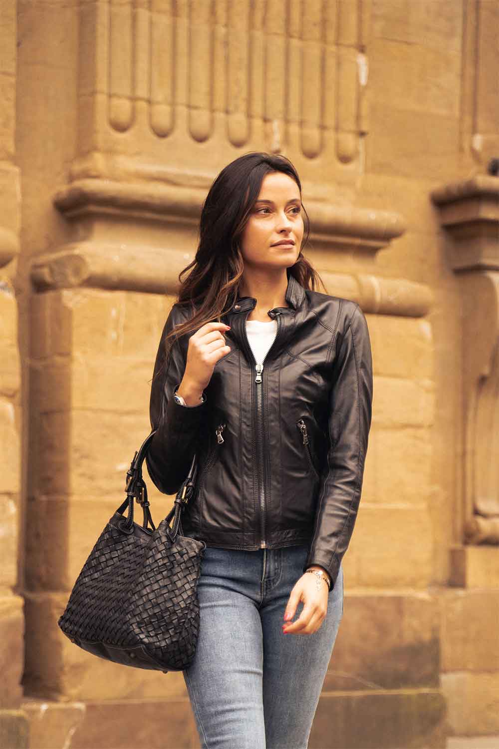 La borsa Siena Barone è espressione assoluta dell’artigianalità Made in Italy. Perfetta per chi ama la regolarità delle decorazioni geometriche e le nuance dei colori vintage. Borsa da donna in vera pelle di agnello 100% Made in Italy.