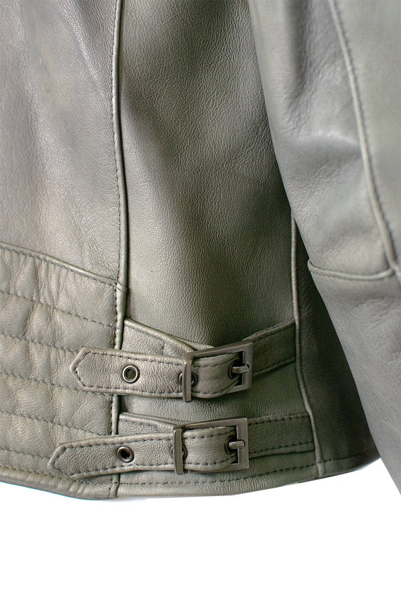 Capo-simbolo dell’identità biker. Il Chiodo Matteo Vintage è una versione moderna del classico modello da motociclista. Per chi ama i capi estrosi che danno un tocco ribelle anche agli outfit più semplici. Giacca da uomo in vera pelle di agnello 100% Made in Italy. 