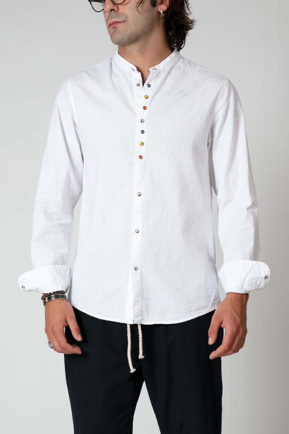 Camicia con bottoni gioiello sale
